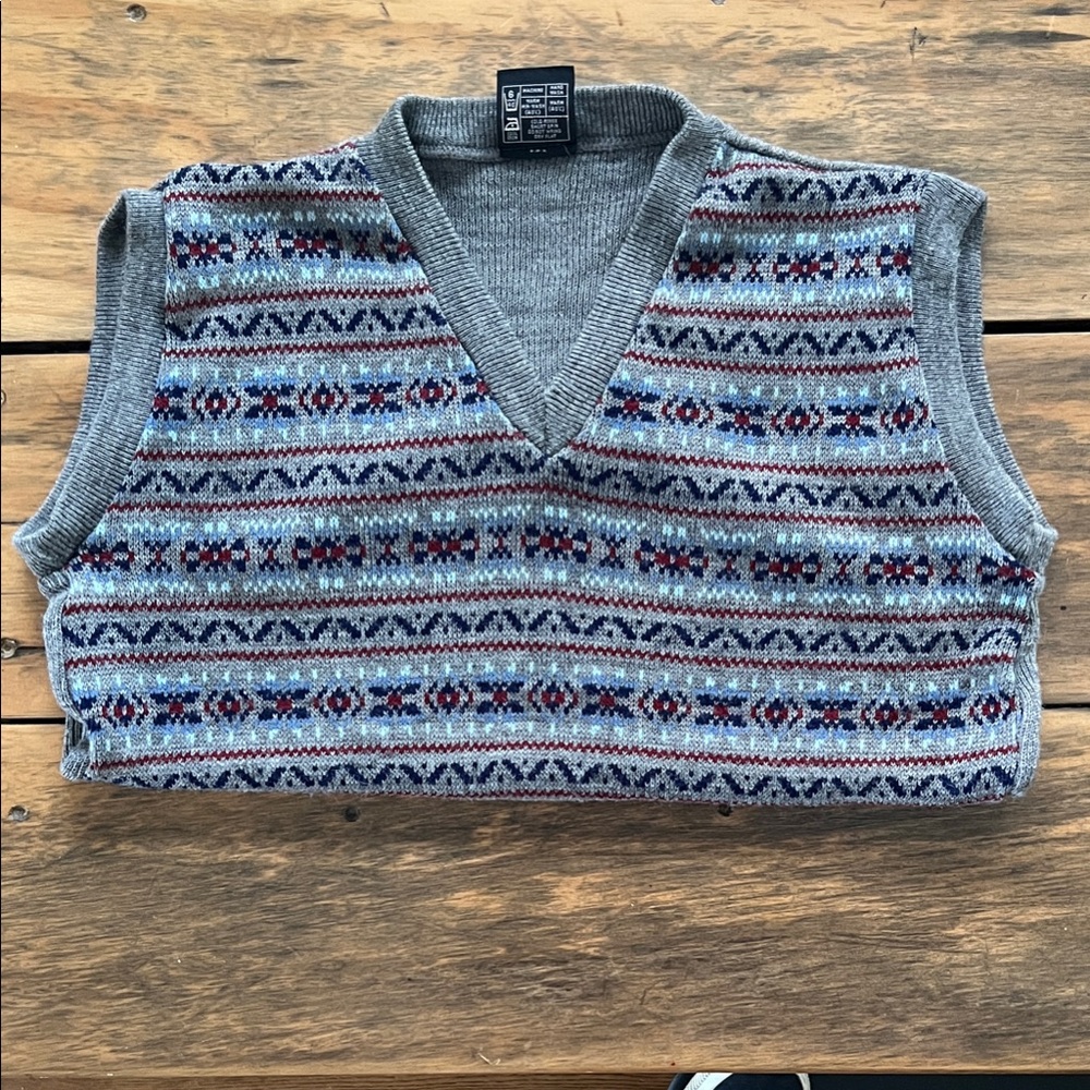 Men's V-Neck Sweater with Multicolor Pattern - Picture 3 of 6
